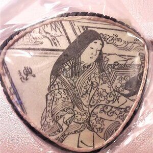 JAPANESE SHUNGA ART HAND PAINTED PIN IN EXCELLENT CO 1807, UNIQUE VINTAGE